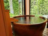 「PH８．５全国屈指の美人の秘湯」の信楽焼き露天風呂