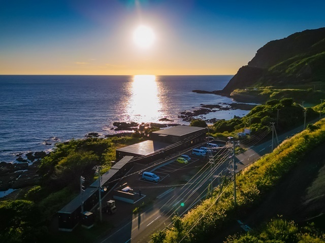 雄大な山々に囲まれて太陽に反射してきらめく海面は、より一層綺麗です。