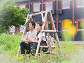 目の前にはきらめく水平線。波音を聞きながら、とっておきのふたり時間を