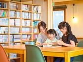 読書をしたり旅のプラン練ったり。大きな窓から陽光が差し込むラウンジで、思い思いの時間を