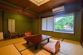 お部屋からは山々の緑が望めます。