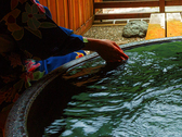 【露天風呂付き客室・陶・本館】土のぬくもりのある陶のお風呂は、お湯が冷めにくく体の芯まで暖まります。