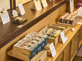 【売店】小松の和菓子など、地元の銘菓も品ぞろえ豊富。