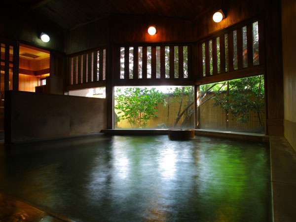 空気感が心地よい檜の湯