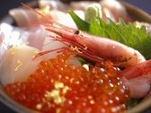 【金箔海鮮丼】食の宝庫北陸ならではの新鮮な海の幸を堪能してください。