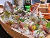 キトキトな豪華舟盛り。その日とれた旬魚をお楽しみください。