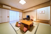落ち着いた設えの明るい和室