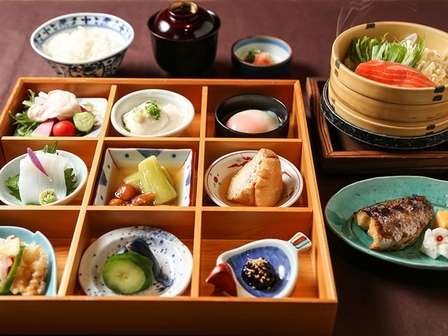 ・朝食一例／炊き立てごはんと郷土料理の品々で朝から元気に